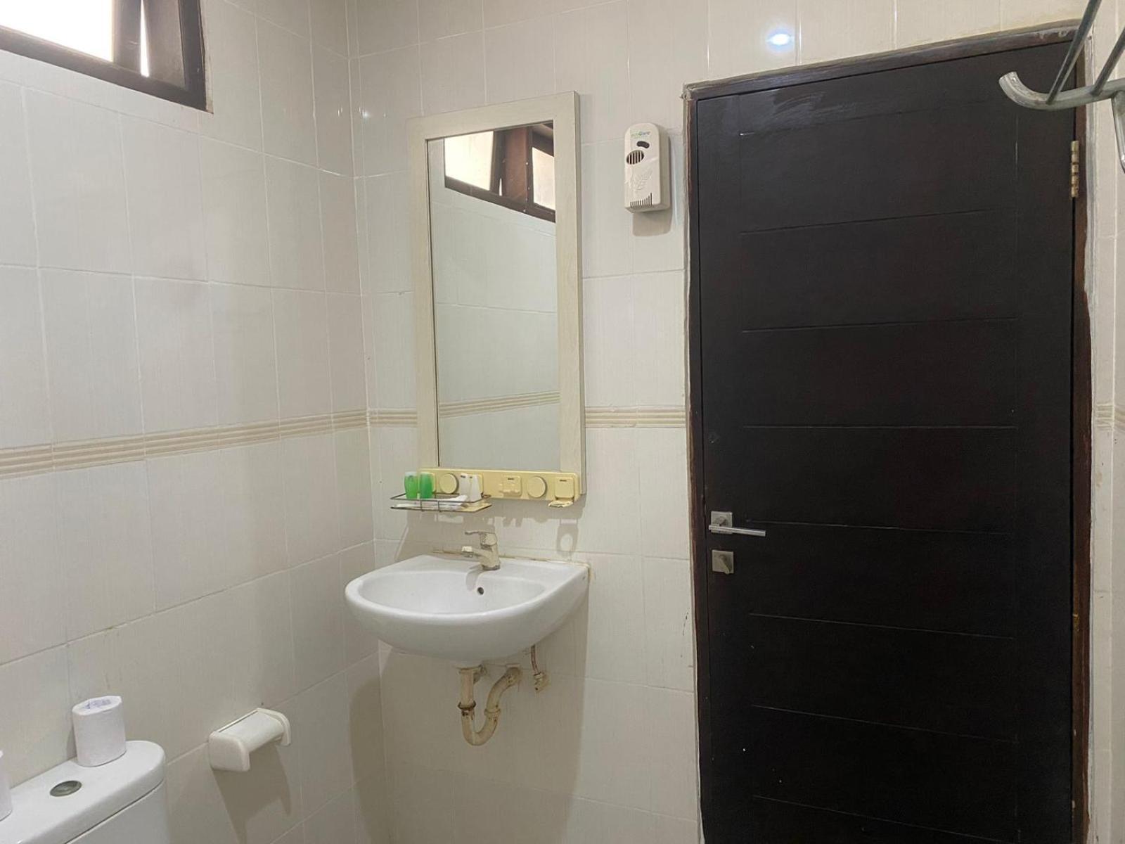 Dedy Beach Inn Кута Екстер'єр фото